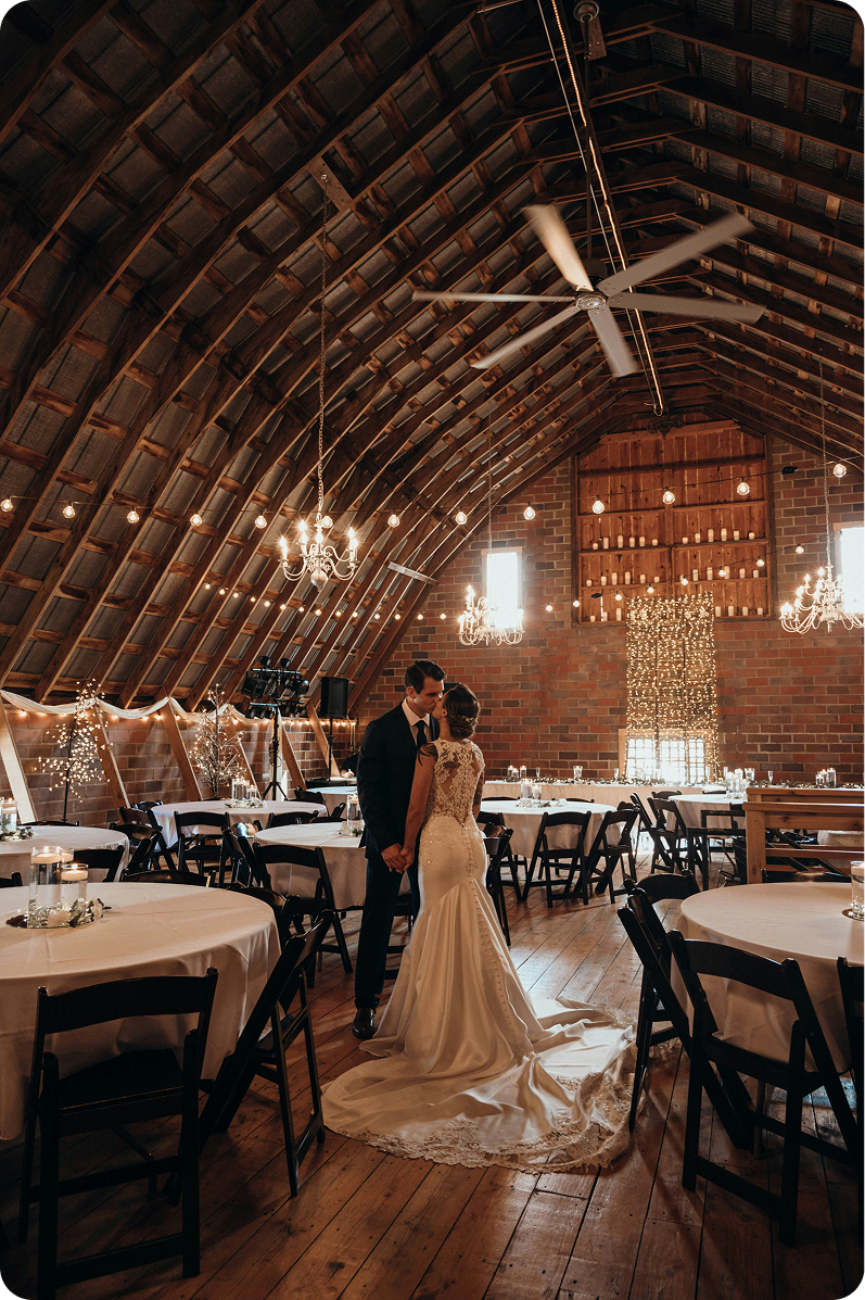 Couple dans une salle de réception mariage